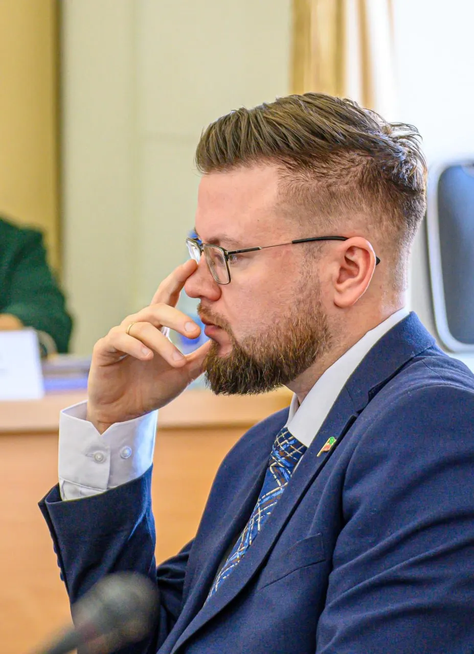 Суд отменил временное ограничение по делу главврача ККИБ; расследование продолжается после устранения нарушений. Дело связано с гибелью ребёнка и обвинениями в должностных преступлениях.