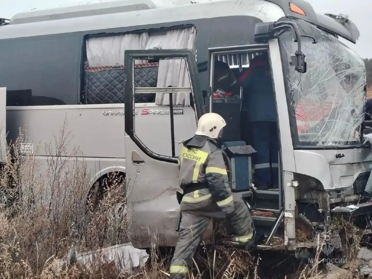 Четверо пострадали в результате ДТП между автобусом и большегрузом под Дровяной. Погибших нет. На месте работают спасатели и медики.