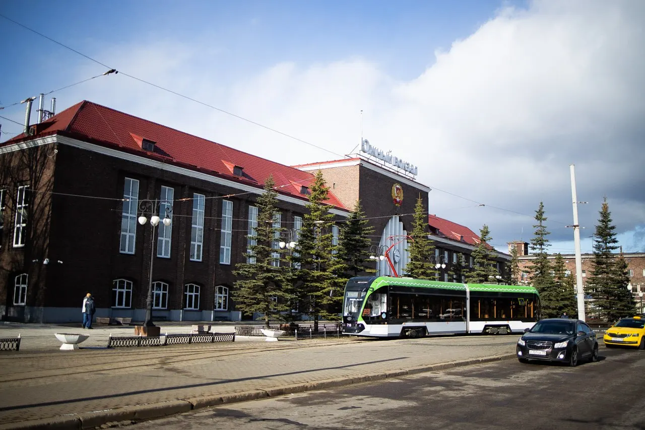 Калининград включён в перечень городов, где будет сдача вокзальных помещений под гостиницы и комнаты отдыха. Всего речь идёт о примерно 45,3 тыс. кв.м по стране; договор на пять лет, арендная плата около 23,89 млн рублей в месяц; помещения передаются без мебели, при необходимости её можно арендовать.