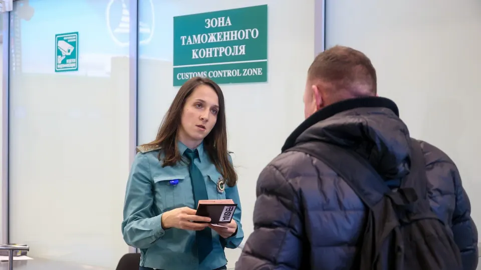 Устанавливаются запреты на вывоз физического золота и наличных рублей: с 1 мая ограничен вывоз более 100 граммов золота, наличные свыше $10 000 — под запретом без уведомления таможни; планируется усиление контроля над происхождением средств.