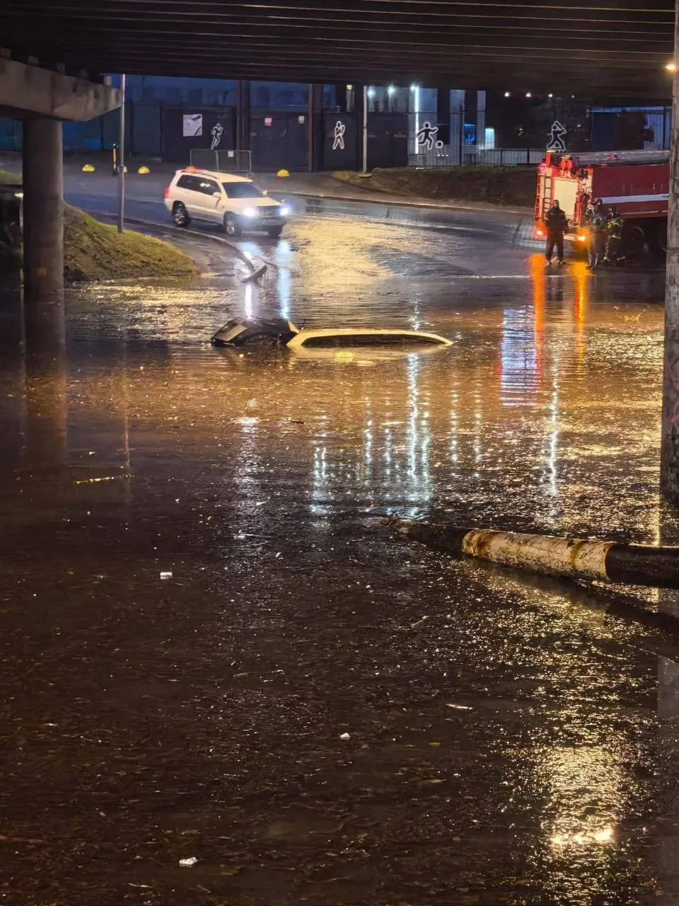 Ночью на ул. Строителе автомобиль полностью ушёл под воду; ситуация в Приморском крае накаляется.