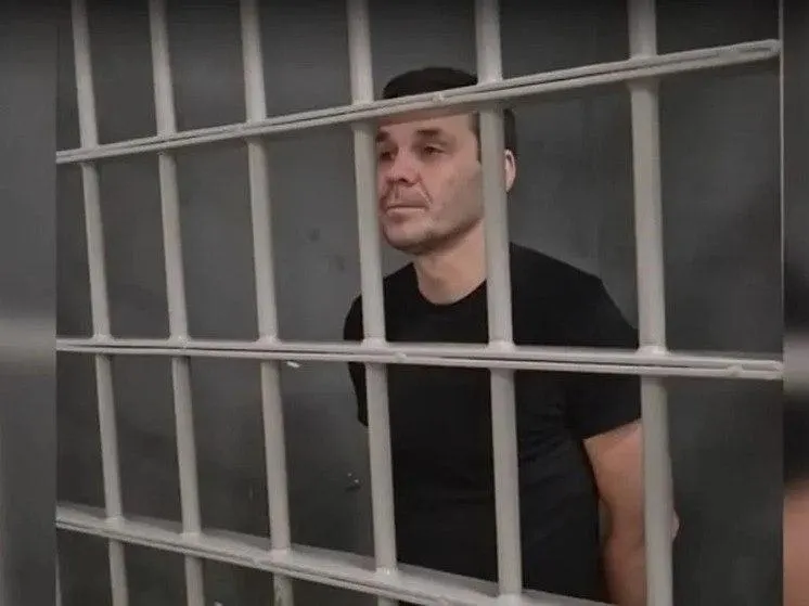 Россиянин с шведским гражданством получил 14 лет колонии за госизмену, обвинения включают перевод средств украинским формированиям. Решение вынес Краснодарский краевой суд.