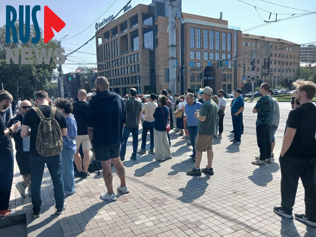 У посольства РФ в Ереване сформировалась крупная очередь на голосование; рядом проходит митинг с участием гражданских активистов.