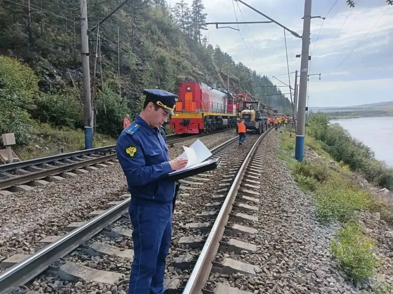 Пострадавших нет, движение поездов временно остановлено. Ведутся восстановительные работы и расследование причин обвала.