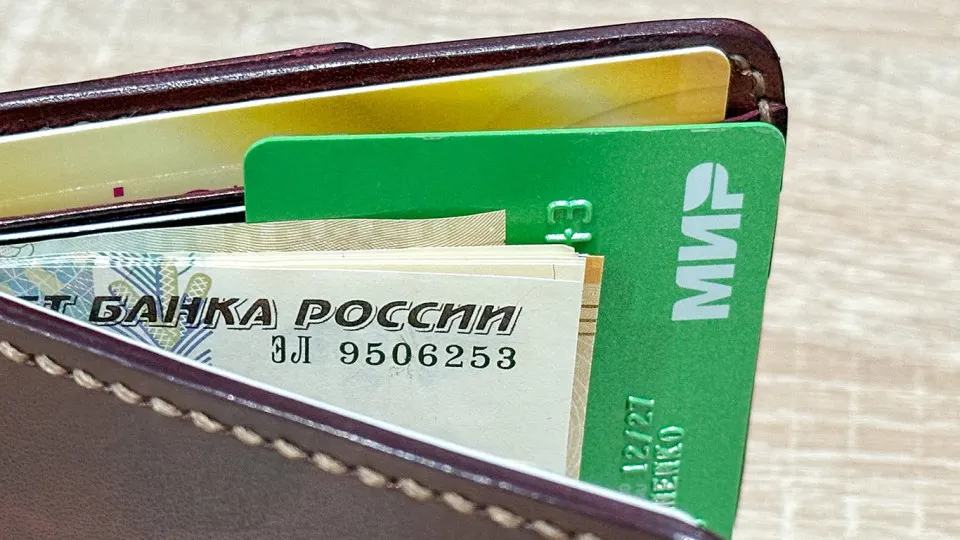 Исследование показывает снижение ожиданий по зарплатам и региональные различия на рынке труда; экономика постепенно переходит к новой нормальности.