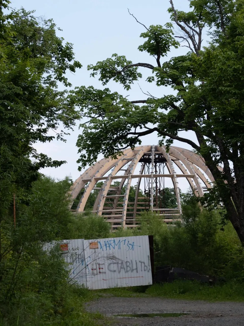 20 тысяч квадратных метров земли на острове Русском с недостроенным Домом народной культуры вновь выставлены на торги. Стартовая цена — 321,7 млн рублей; итоги торгов станут известны после 23 ноября. Это сейчас самый дорогой невостребованный объект во Владивостоке, стоимость которого складывается из затрат на строительство и кадастровой оценки земли. В 2023 году краевое правительство оценило участок в 155 миллионов рублей, к маю 2024 года — в 226 миллионов.