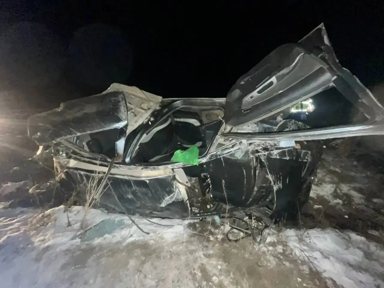На 1099-м километре трассы «Байкал» в Чите Toyota Wish перевернулась. Один пассажир погиб, водитель и ещё один пассажир получили травмы; водитель не имел права управления.