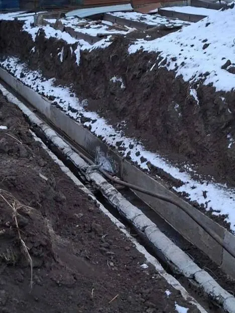 Жители поселка жалуются на перемерзшие трубы из‑за работ по замене теплотрассы; подрядчик сообщает, что часть работ завершена, на улице Мира сроки уточняются и до конца недели планируется завершение.