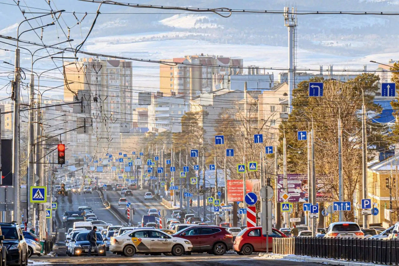 Из-за сбоя энергоснабжения в Чите зафиксированы отключения света в городе и близлежащих районах; работы по восстановлению начались к вечеру.