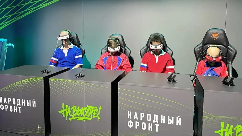 В пилотном формате в шести регионах России тестируют внедрение норматива по управлению беспилотниками в рамках проекта «На высоте!», обещая школьникам навыки пилотирования и программирования.