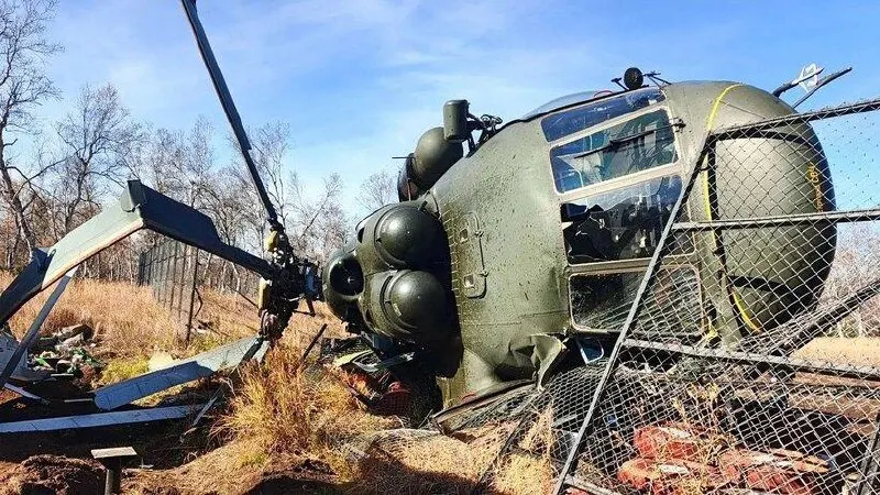Ми-8МТВ-1 упал на туристическую базу на реке Жупанова. Три члена экипажа получили легкие травмы и были эвакуированы; расследование поручено Межгосударственному авиационному комитету.