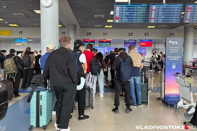 Несколько рейсов из Владивостока задержаны, часть маршрутов перенесена на следующий день; в списке — Москва, Екатеринбург, Красноярск и другие города.
