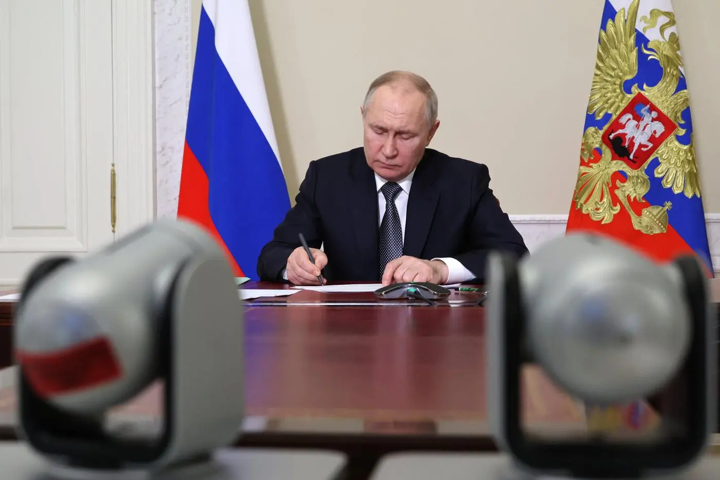 Государство передало во временное управление ряд активов, среди которых Tarkett, и еще четыре предприятия; регистрационные детали и дальнейшая судьба компаний остаются неясными.