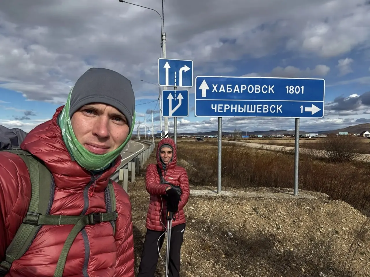 Павел и Тома продолжают путь к Владивостоку, преодолевая тысячи километров и приближаясь к столице Приморья.