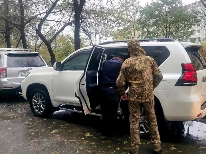 Премиальный внедорожник изъят у супруги бывшего руководителя лесного хозяйства; автомобиль направят на нужды СВО. В августе 2025 года экс-министр Валентин Карпенко был заключён под стражу по обвинению в крупной взятке.