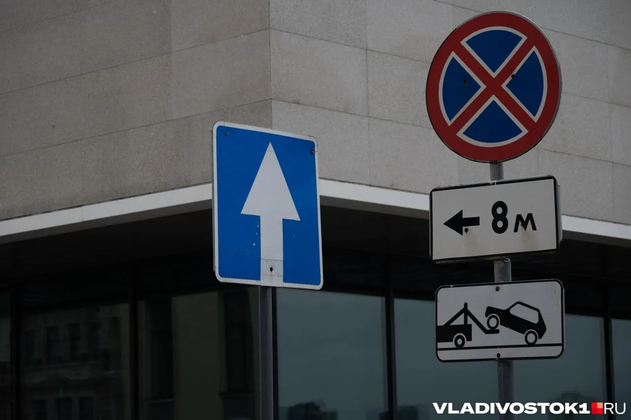 На развязке у Золотого моста введут запрет парковки; появятся знаки «Остановка запрещена» и таблички об эвакуации — мера направлена на повышение комфортности и безопасности проезда.