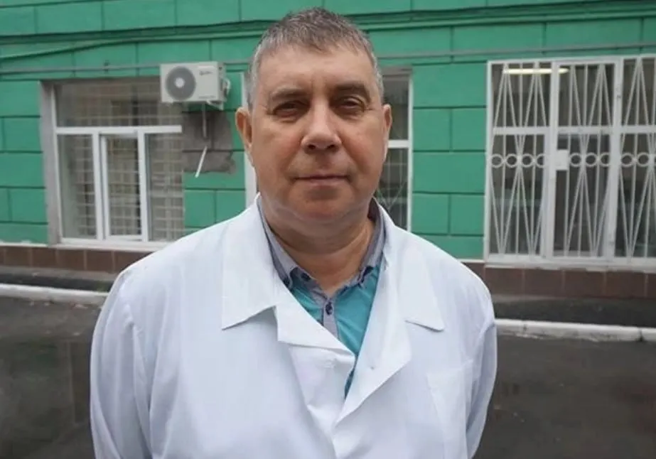 Суд признал законным прекращение дела по обвинениям в мошенничестве и взятке. Экс-главврача позже связывали с службой в добровольческом объединении в зоне СВО.