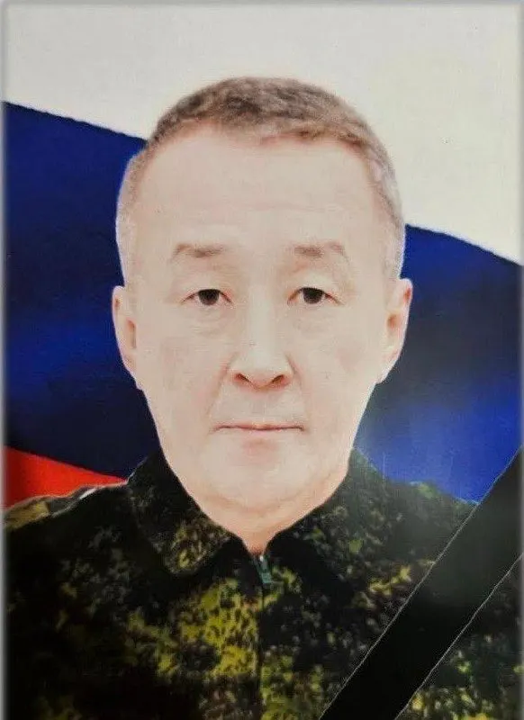 Бывший руководитель регионального телеканала погиб в военных действиях. В материалах указано, что он возглавлял телеканал в 2013–2014 годах и имел конфликт с владельцем, признал долги и получил увольнение. Похороны прошли в Якутске. В докладе упоминаются потери жителей Якутии на Украине.
