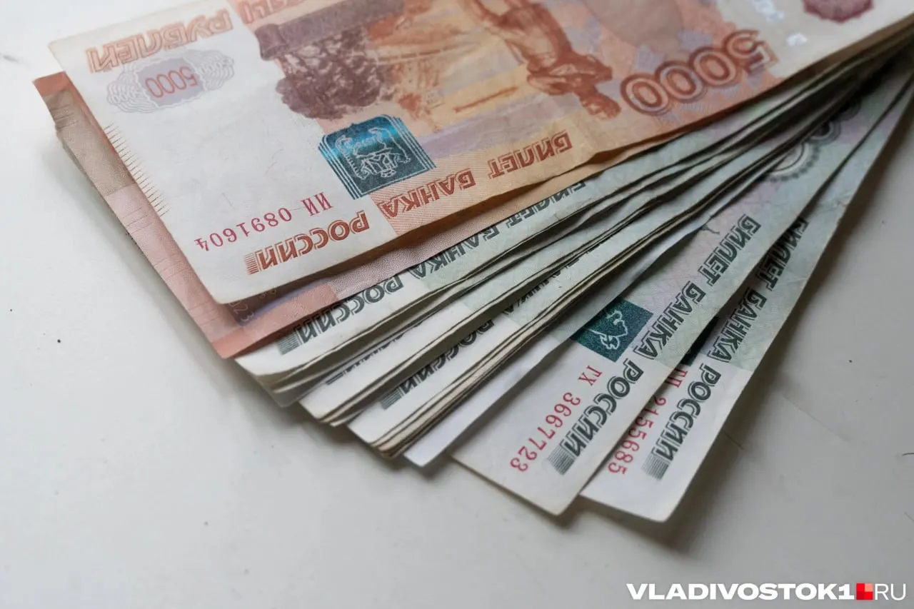 Фиктивное трудоустройство 11 сотрудников и присвоение их зарплаты привели к ущербу свыше 11 миллионов рублей; суд вынес три года колонии общего режима и штрафы, приговор пока не вступил в силу.
