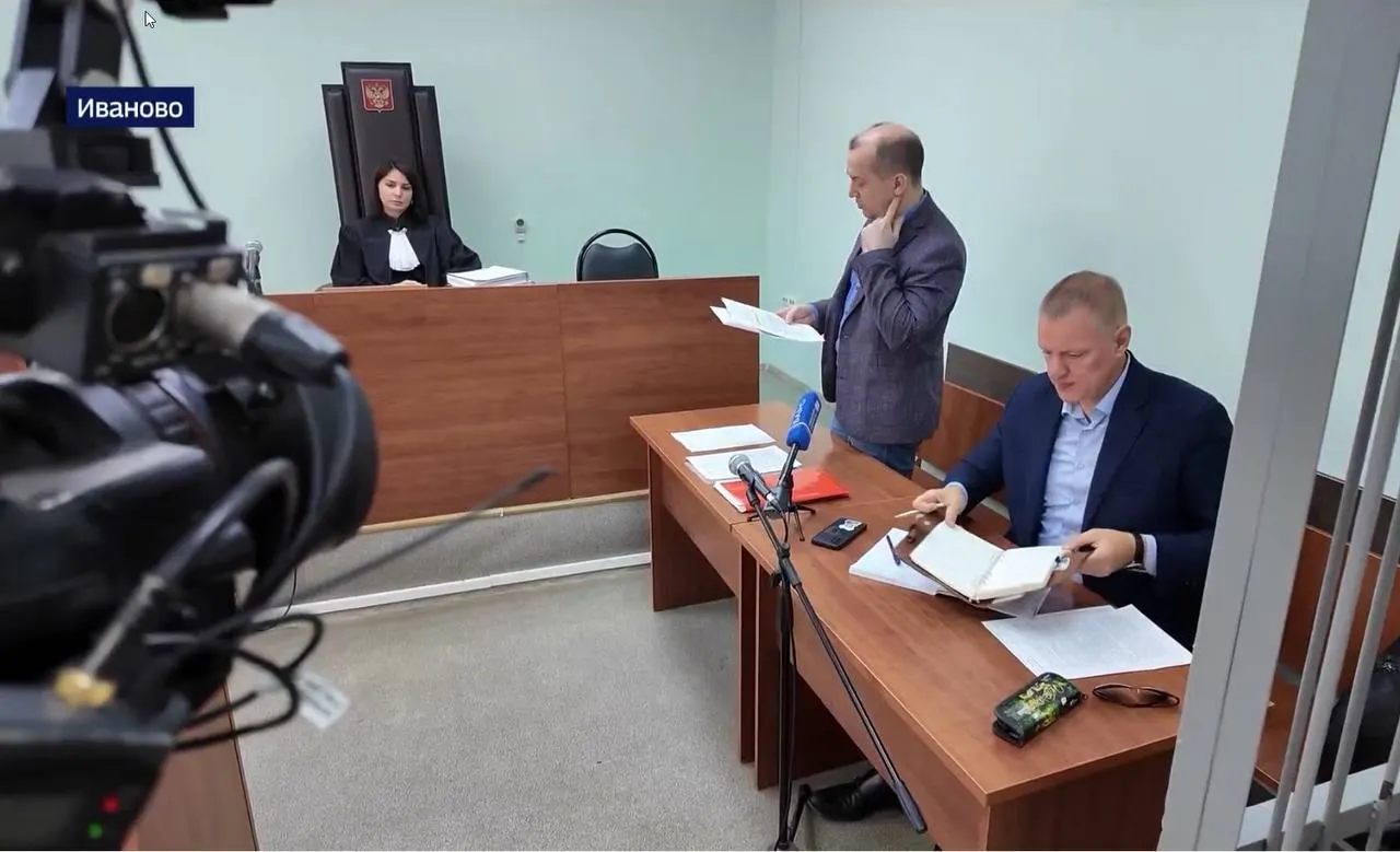 Следственный комитет потребовал представить подробный доклад по уголовному делу редактора регионального телеканала; в деле прошли обыски, журналист ранее был оштрафован за дискредитацию армии, а расследование затрагивает обвинения в клевете и попытках давления на сотрудников МВД.