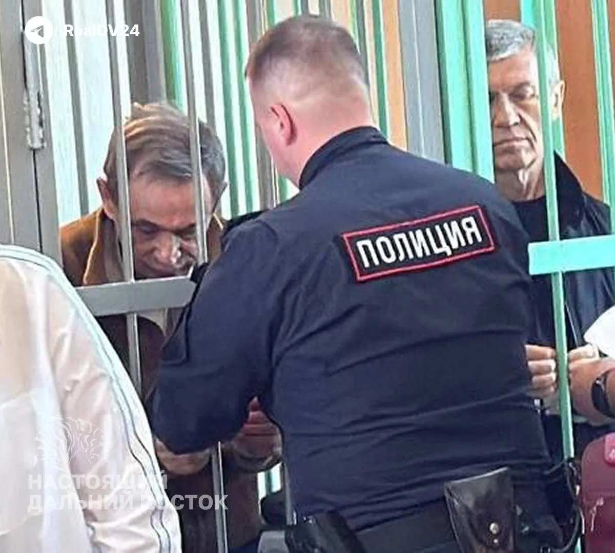 В Владивостоке начались прения по делу о хищениях на Восточной верфи; государство требует сурового наказания для бывшего прокурора и его соучастников.