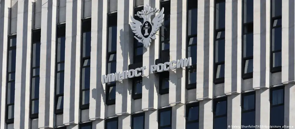 Минюст планирует создать открытый реестр лиц, против которых применяются временные ограничительные меры, вызывая дискуссии среди экспертов.