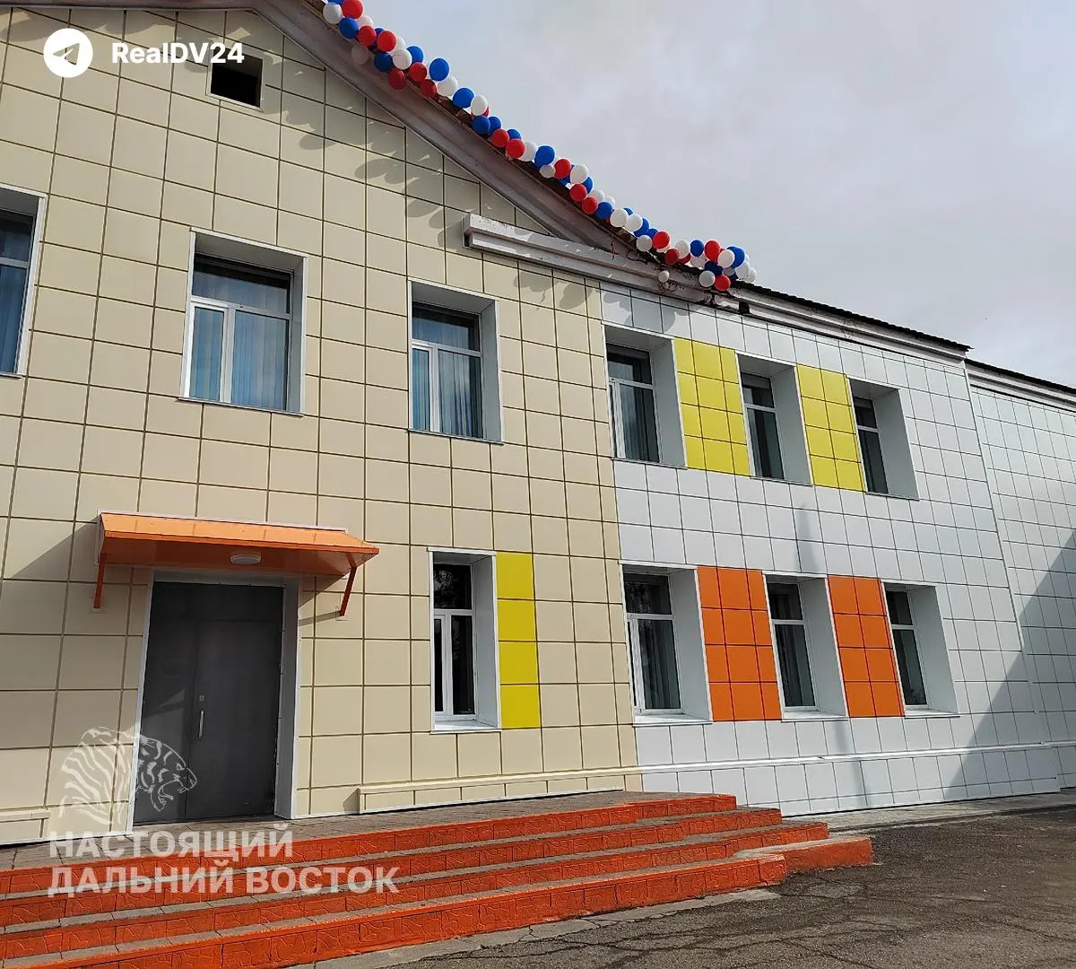 На Рыбачьем идёт капитальный ремонт школы №2 за около 118 млн рублей; обнаружены трещины в стенах, фундамент укрепляют перед наступающей зимой.