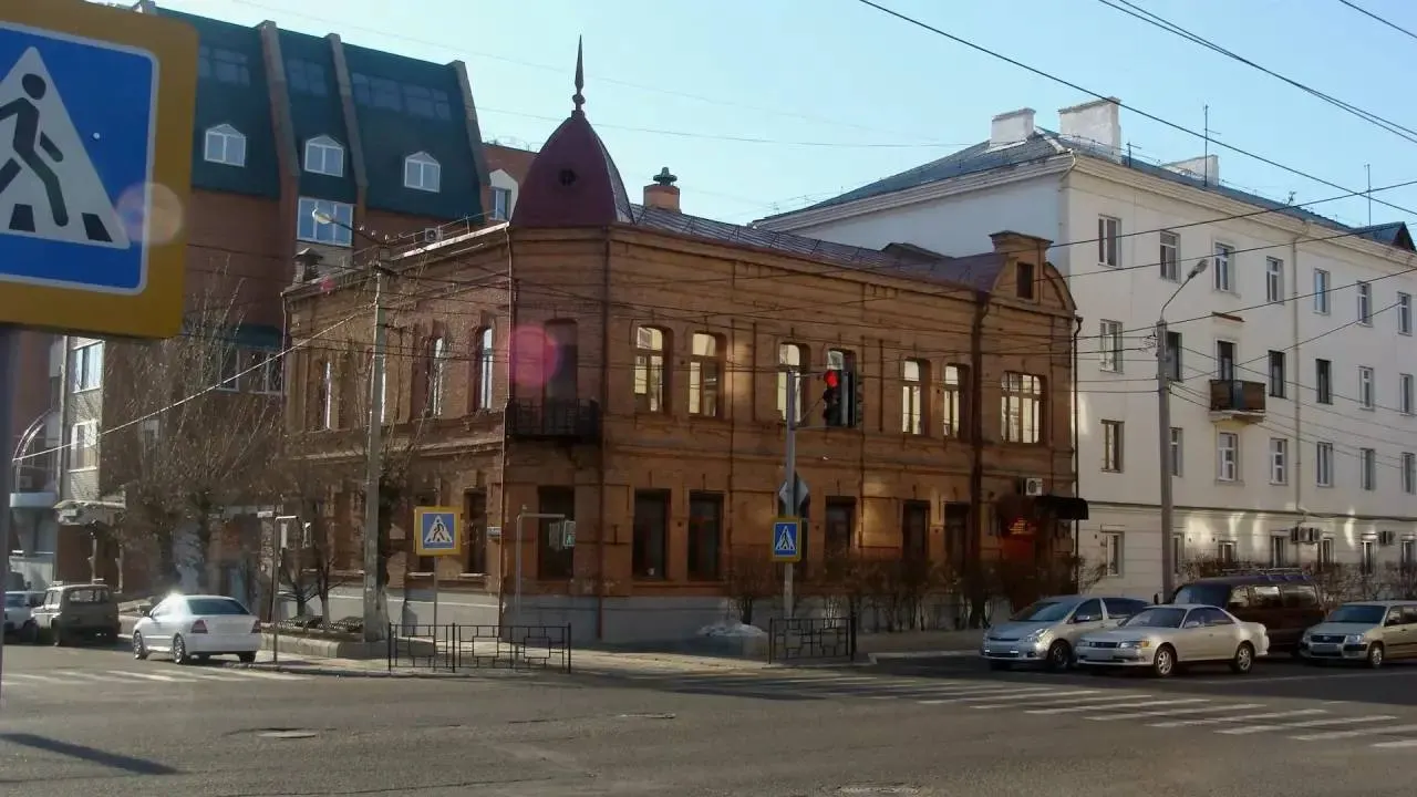 Два памятника архитектуры в Чите получили дополнительные границы охраны: введены ограничения на строительство поблизости и размещение вывесок, сохранение исторического облика существенно усилено.