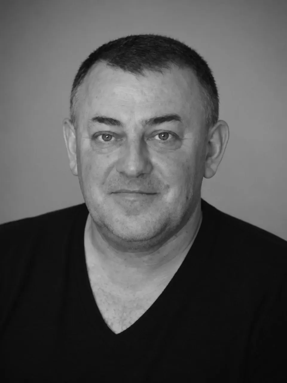 60-летний Олег Гарин, известный форвард «Локомотива» и уроженец Находки, ушёл из жизни. Тело обнаружено в съемной квартире; предварительная причина смерти — проблемы с сердцем.