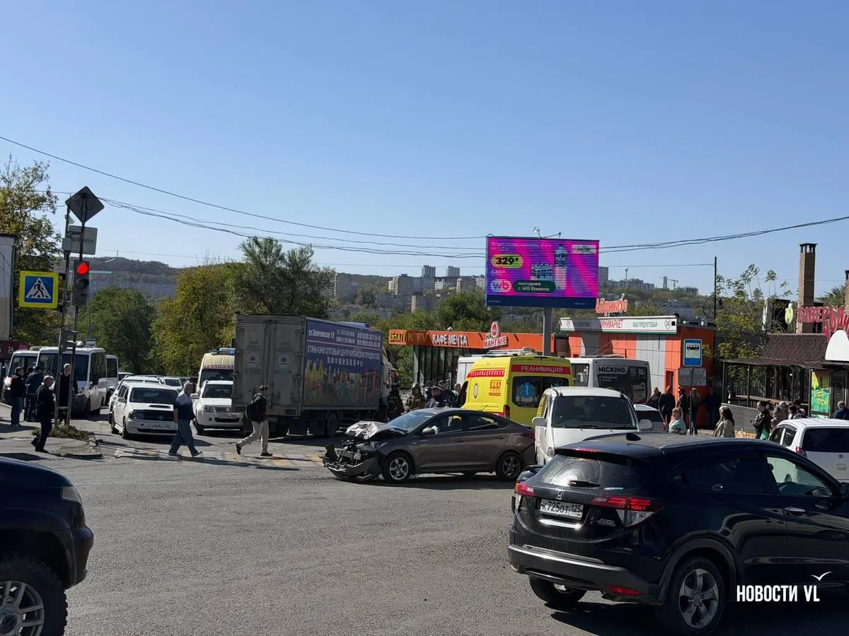 ⚡️Грузовик стал причиной масштабной аварии во Владивостоке: на перекрестке Шепеткова, Спиридонова и Невельского задействовано 11 автомобилей; медпомощь оказывается на месте.