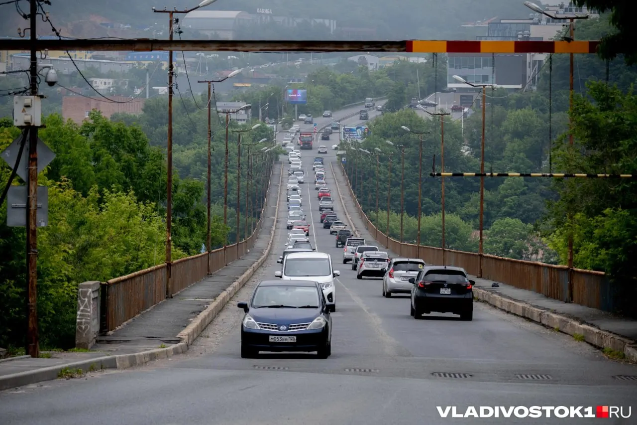 Схему движения на улице Лоскутова у Рудневского моста изменят: проезд по мосту будет доступен только правой полосой, левая — для разворота и поворота налево в сторону улицы Снеговой. Подробности — на официальном портале.