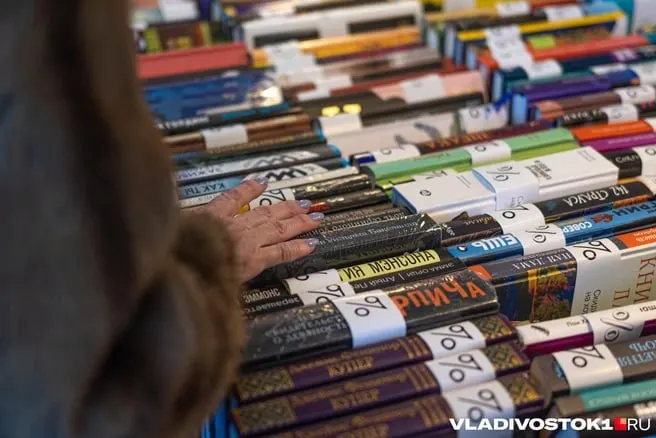 Во Владивостоке прекращает работу первая точка сети Владкнига на ул. Алеутской: магазин будет работать до 25 октября, затем начнутся масштабные распродажи. Руководство объясняет это резким падением выручки и ростом расходов.