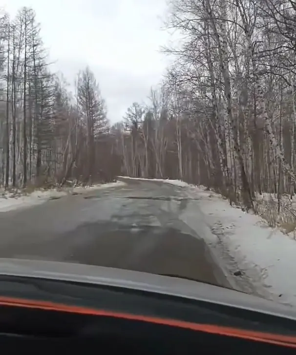 На Молоковском тракте в Чите образовалась наледь: автомобили цепляют лёд, объехать можно только по встречной полосе; движение школьного и рейсового автобусов небезопасно.