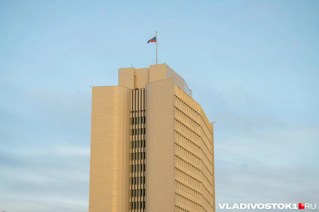 Муниципалитет Владивостока объявил конкурс на привлечение кредита до 500 млн рублей. Первоначальная сумма кредита — 150,05 млн рублей для обслуживания долга; ставка будет плавающей и зависит от ключевой ставки Центробанка. Подача заявок завершилась 16 октября; итоговое решение пока не опубликовано.
