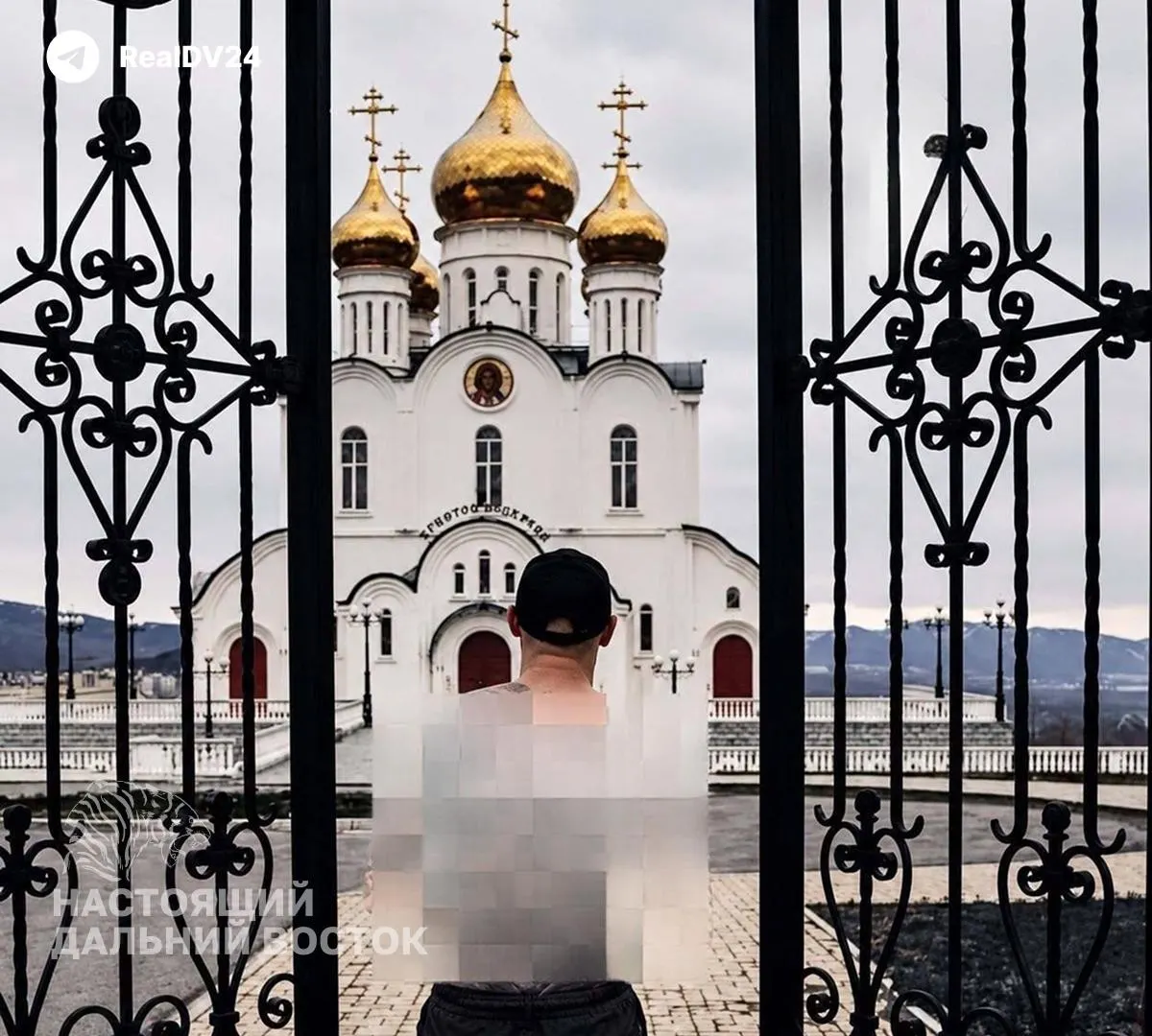 Мужчина с татуировкой Бафомета на спине стал фигурантом уголовного дела после появления снимка на фоне кафедрального собора; следствие предполагает пропаганду экстремистской символики.