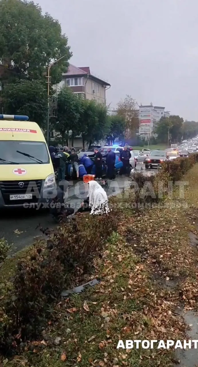 Водитель Honda не справился с управлением и вылетел на встречную полосу, столкнувшись с Toyota Probox; пострадали два водителя и пассажир. На месте работают спасатели, врачи и сотрудники ГИБДД.
