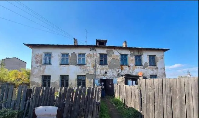 Для переселения жильцов участок и квартиры будут переданы муниципалитету; размер компенсации обсудят с собственниками, в случае несогласия — инициируют принудительную передачу через суд.