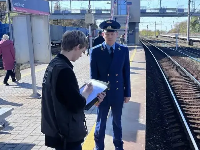 Подросток потерял сознание на платформе и упал на пути во время приближения поезда; ему оказали помощь и госпитализировали. Прокуратура проводит проверку соблюдения требований безопасности.