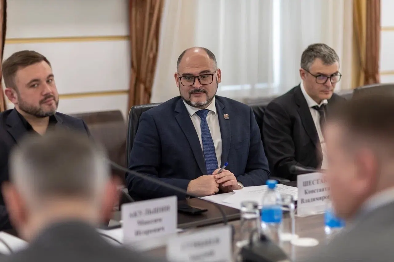 Константин Шестаков, ранее мэр Владивостока, принял обязанности временно после ухода Олега Кожемяко.