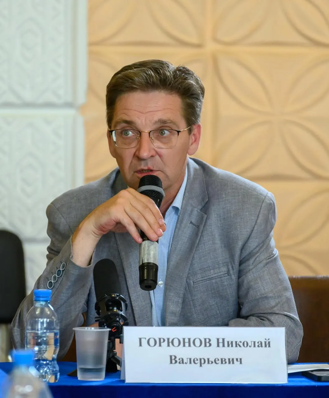 Глава округа сообщил о решении сложить полномочия с сегодняшнего дня и поблагодарил за совместную работу жителей и администрацию.