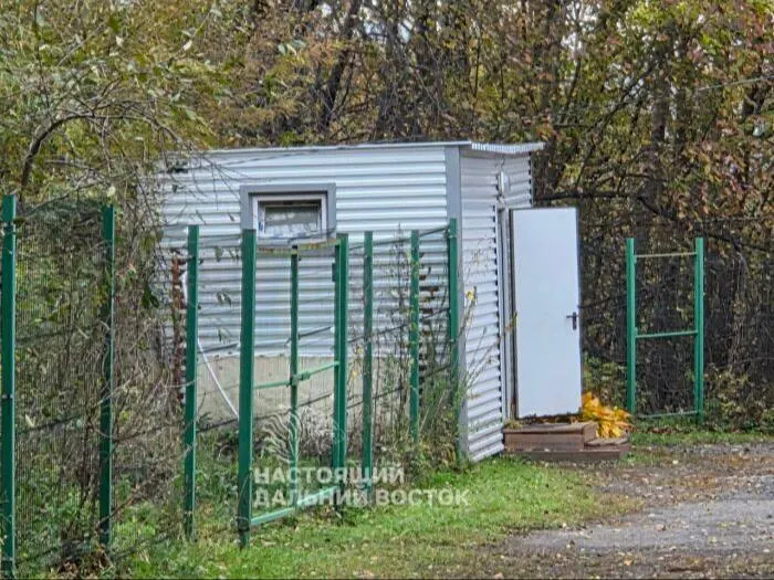 Ученики Матвеевки рядом с краевой столицей наконец получили доступ к нормальным условиям: старый санузел на улице часто выходил из строя, а здание нуждалось в обновлении. Обещают завершение модульного туалета к концу ноября.
