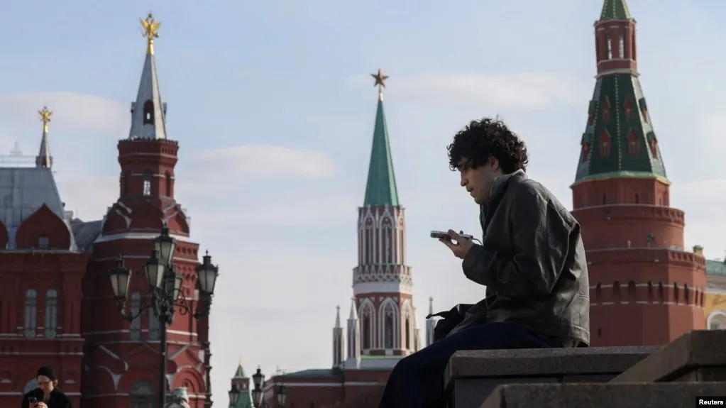 Государственные органы рассматривают меры по идентификации несовершеннолетних в социальных сетях и сокращению их онлайн-времен, приводя примеры зарубежного опыта.