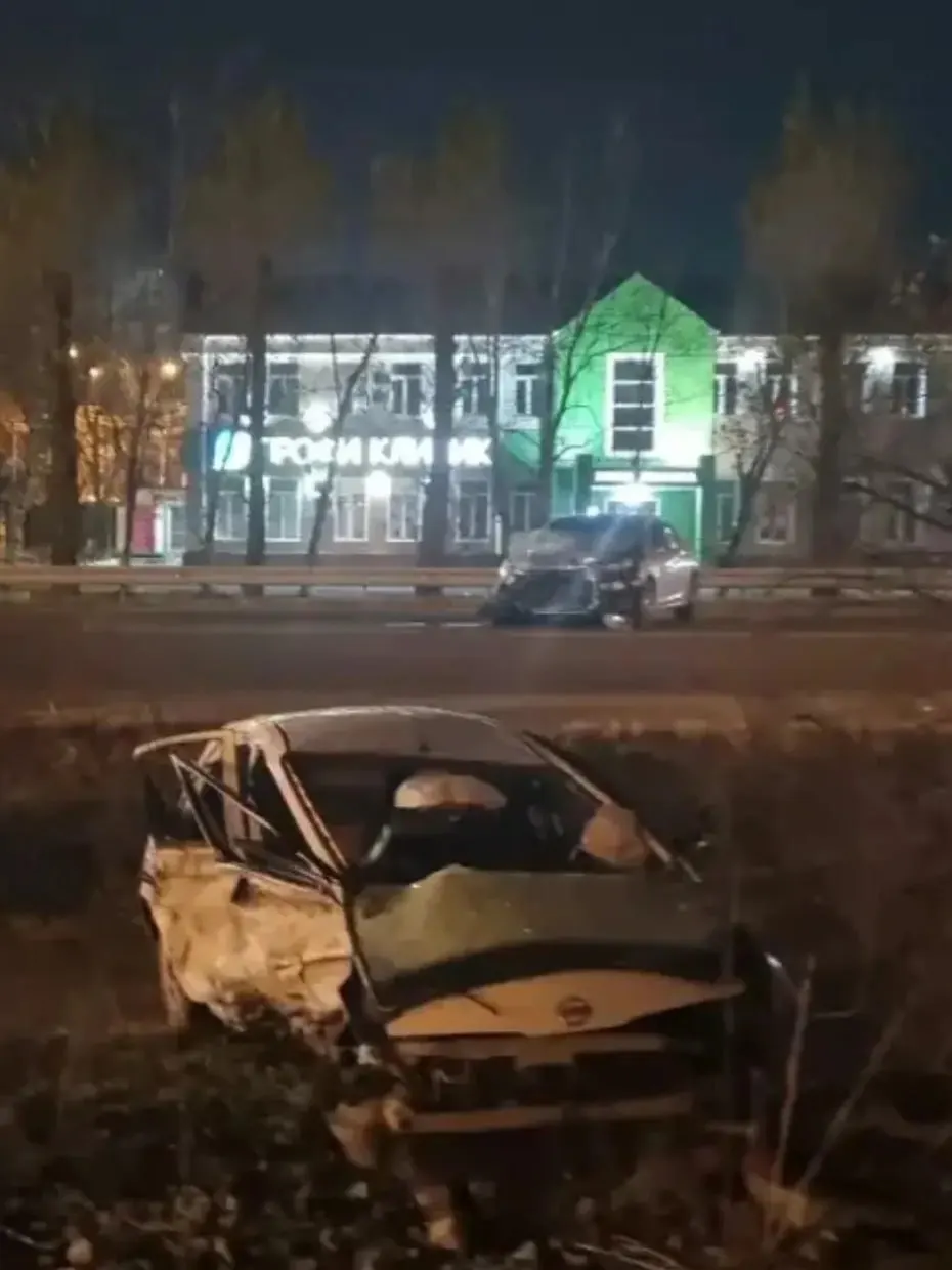 По данным прокуратуры Приморского края, водитель не уступил дорогу на перекрёстке, что привело к столкновению и гибели двух человек; ещё трое получили ранения.