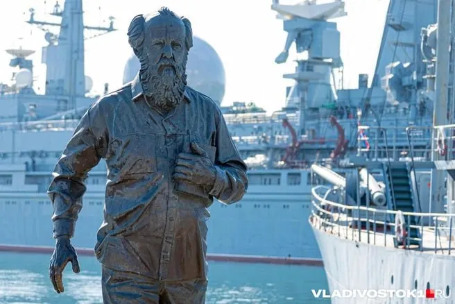 Памятник писателю снова установлен на набережной после попытки перенести его в сквер. Новое размещение оказалось непрактичным по размерам для малого пространства.