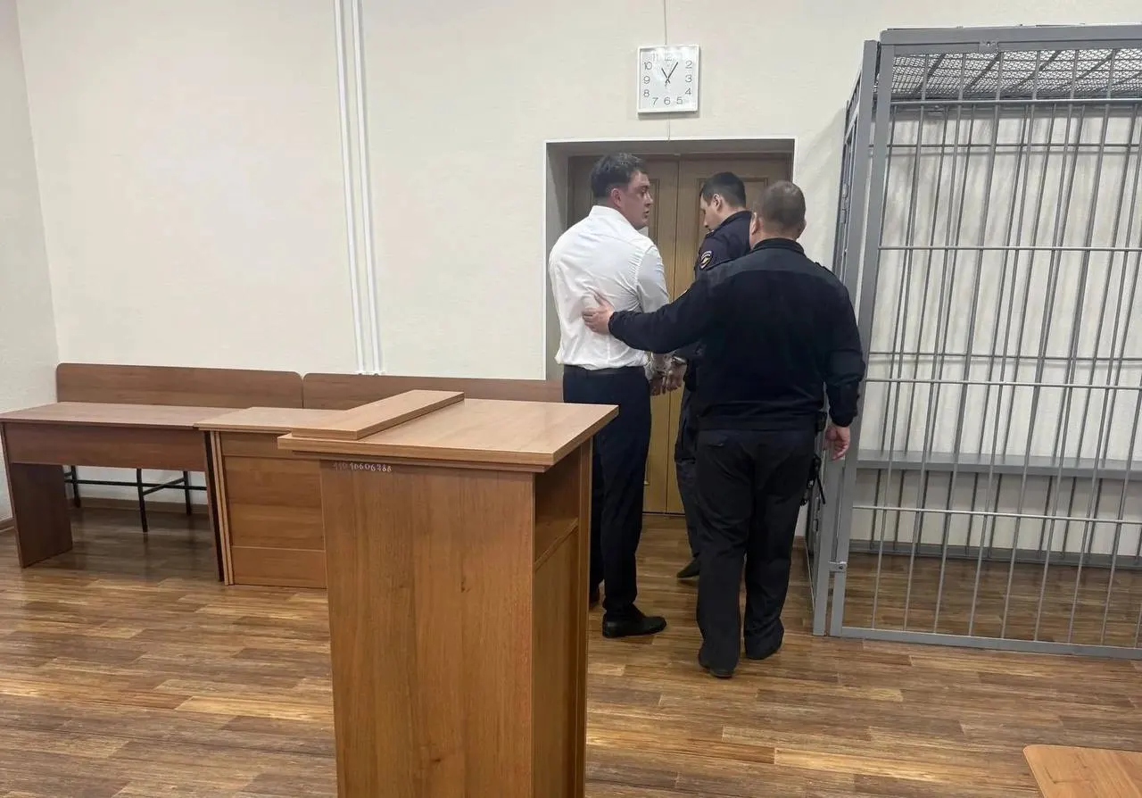 35-летний Артур Лозовой получил 7 лет колонии за похищение молодой женщины. Суд также конфисковал автомобиль Subaru Impreza и квартиру стоимостью более 3,6 млн рублей.