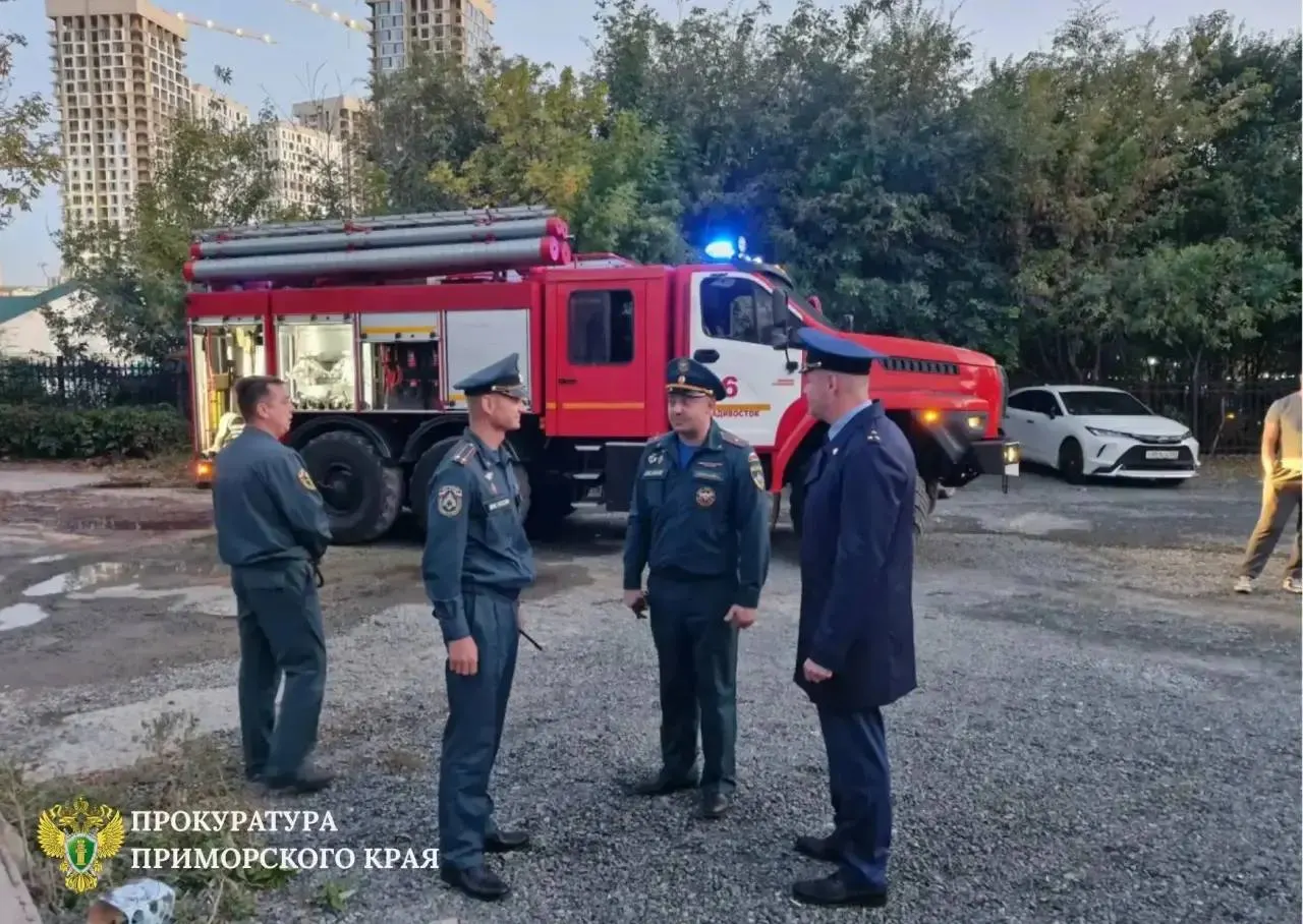 Пожар в здании на улице Русской во Владивостоке унес двоих человек. Следственные органы проводят проверку.