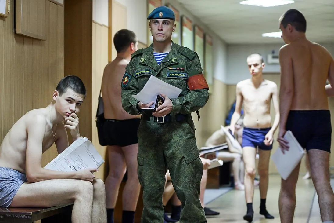 Разослано письмо о временных мерах, направленных на обеспечение явки призывников в военкомат; документ ссылается на законодательство и перечисляет возможные ограничения.